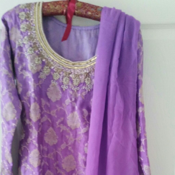 Traditional Pakistani shalwar kameez set - Picture 1 of 8